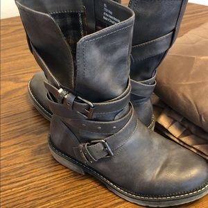 Maurice’s grey boots